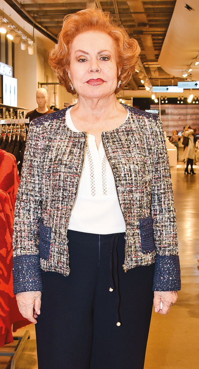 Dostları için alışveriş partisi verdi