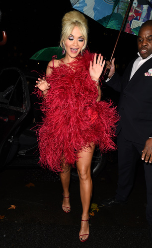 Rita Ora, albüm lansmanı partisinde göz doldurdu!