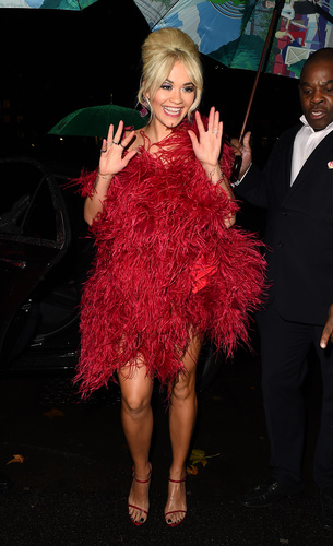 Rita Ora, albüm lansmanı partisinde göz doldurdu!