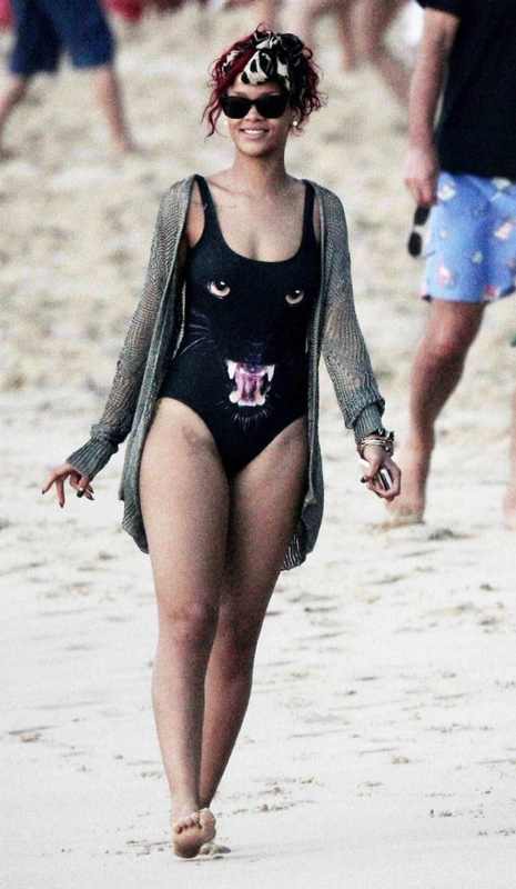 Rihanna iç çamaşır koleksiyonu için çıplak poz verdi!