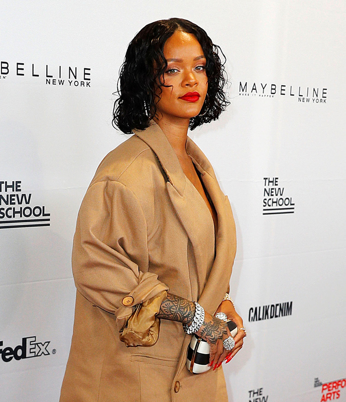 Rihanna iç çamaşır koleksiyonu için çıplak poz verdi!