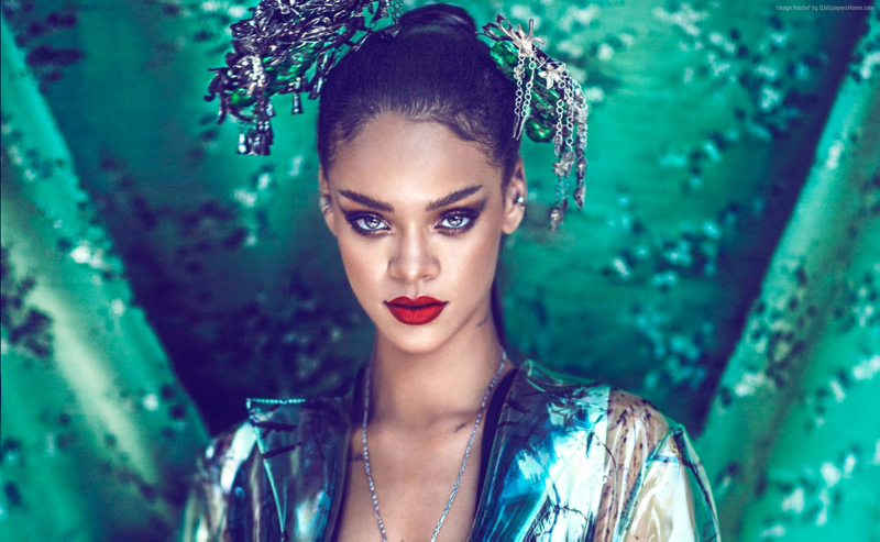 Rihanna iç çamaşır koleksiyonu için çıplak poz verdi!