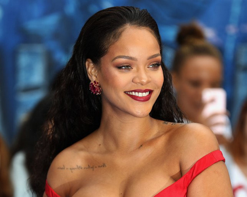 Rihanna iç çamaşır koleksiyonu için çıplak poz verdi!