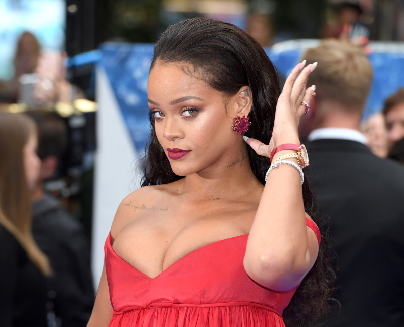 Rihanna iç çamaşır koleksiyonu için çıplak poz verdi!