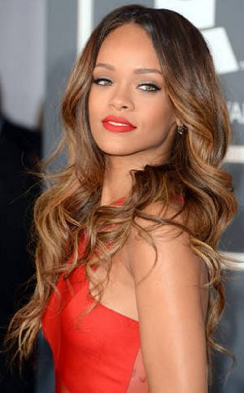 Rihanna iç çamaşır koleksiyonu için çıplak poz verdi!