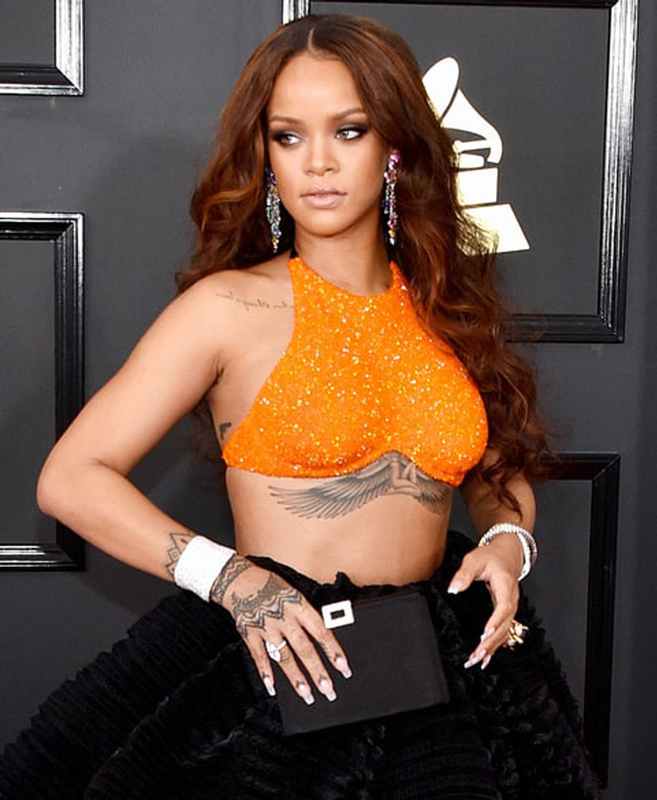 Rihanna iç çamaşır koleksiyonu için çıplak poz verdi!