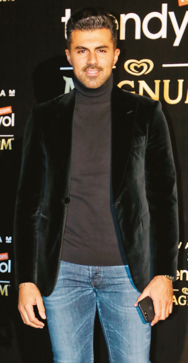 Dostlarını evinde ağırladı