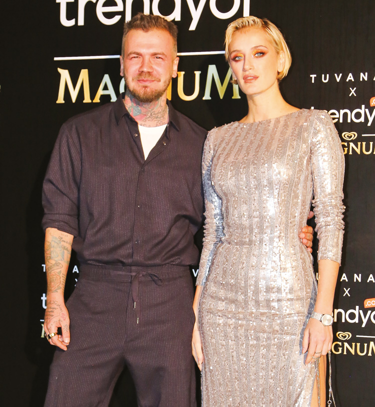 Dostlarını evinde ağırladı