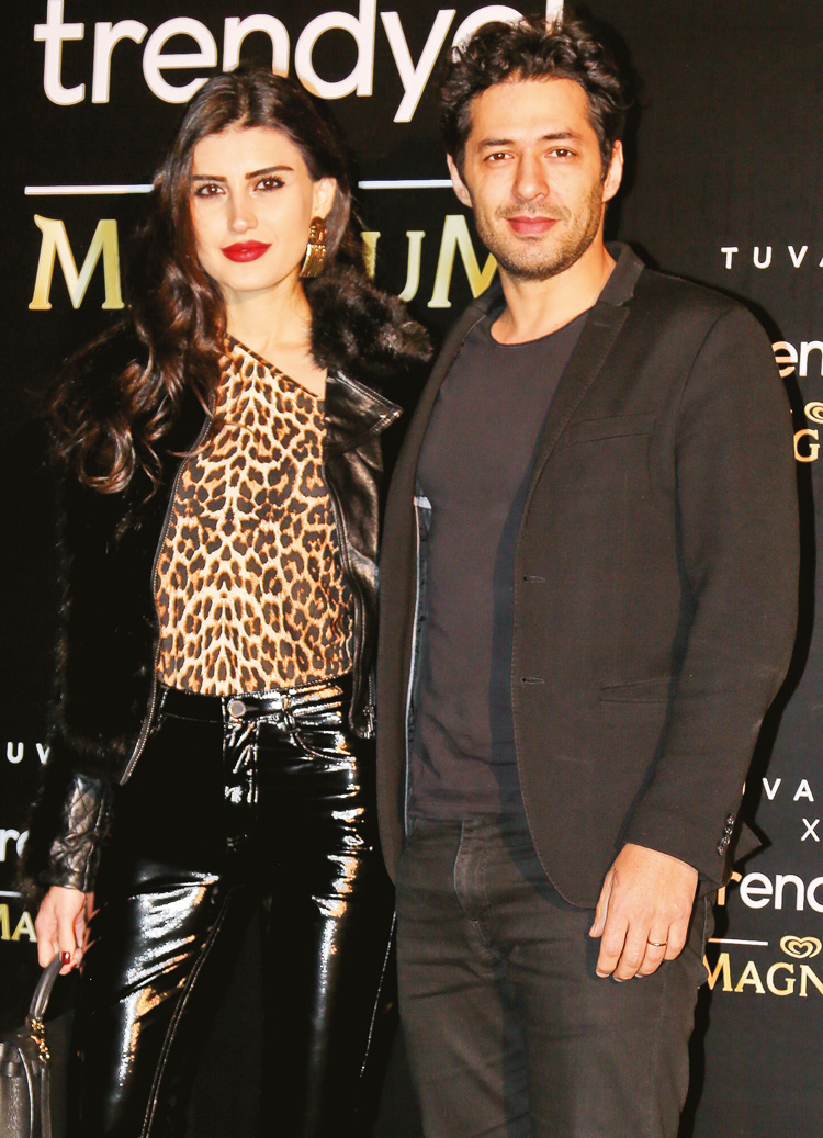 Dostlarını evinde ağırladı