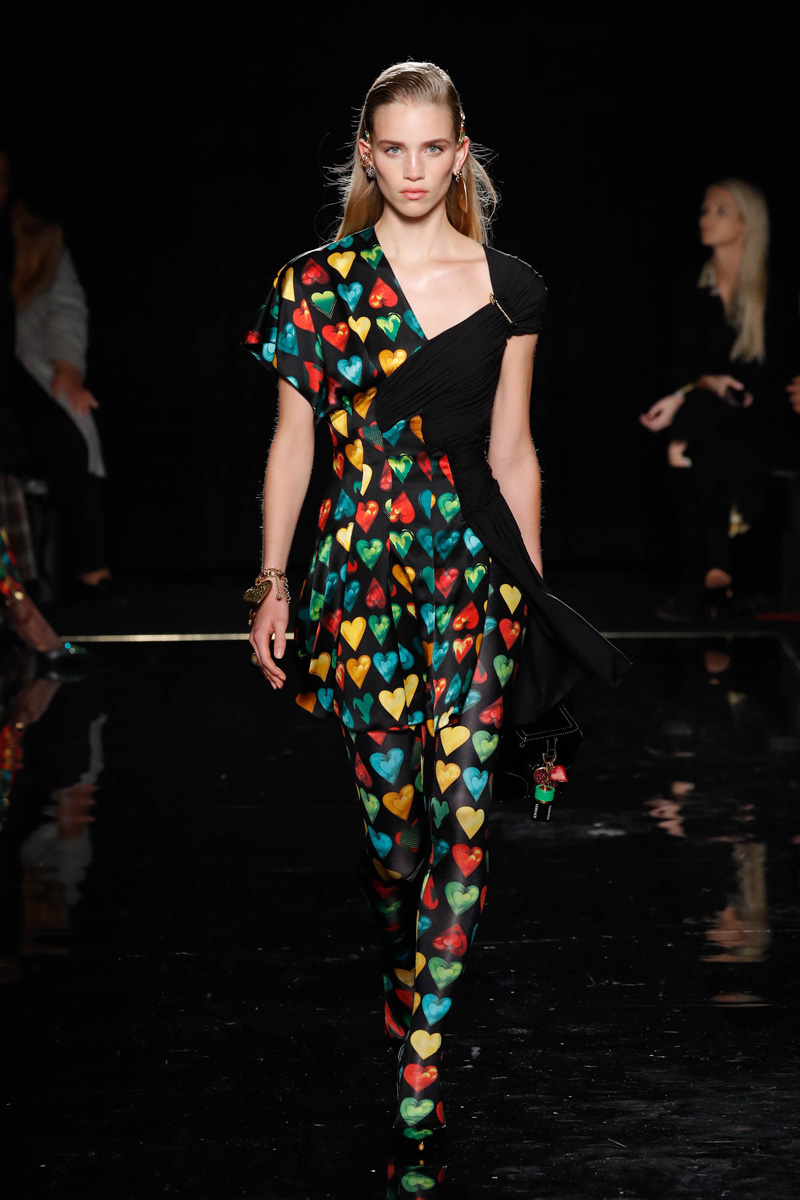Versace Pre-Fall 2019 koleksiyonu tanıtıldı