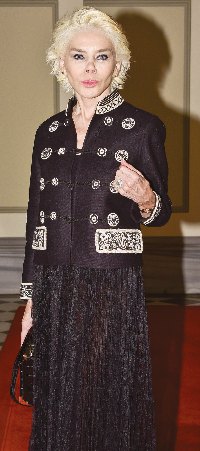 Ünlü isimler podyuma çıktı