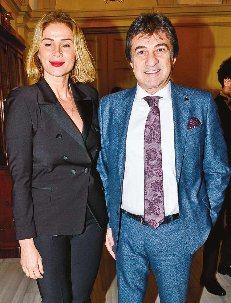 Ünlü isimler podyuma çıktı