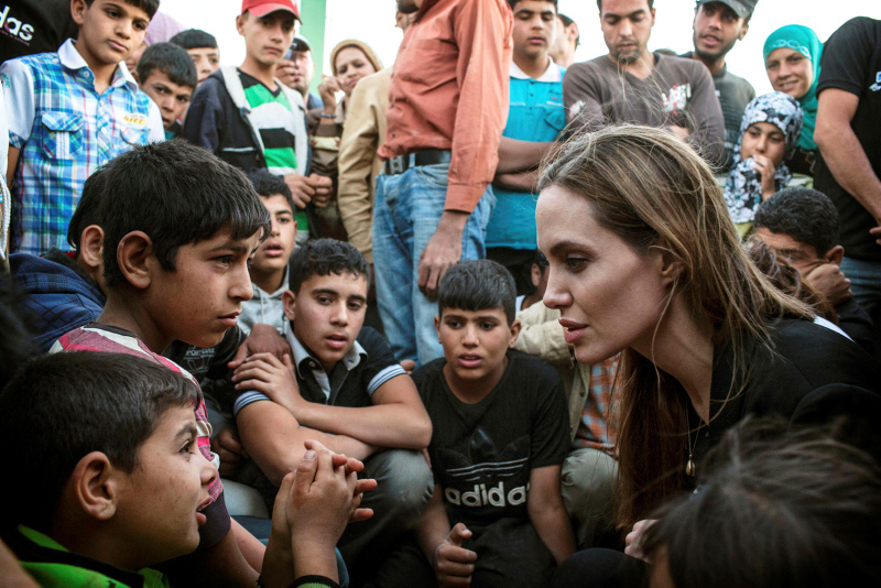 Angelina Jolie'nin çocuklarını yetiştirme şekli!