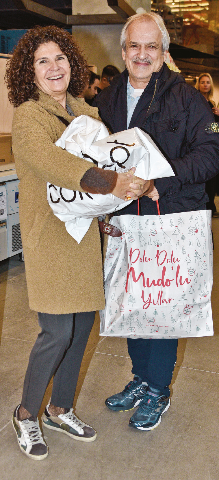 Mağazasında sergi açtı