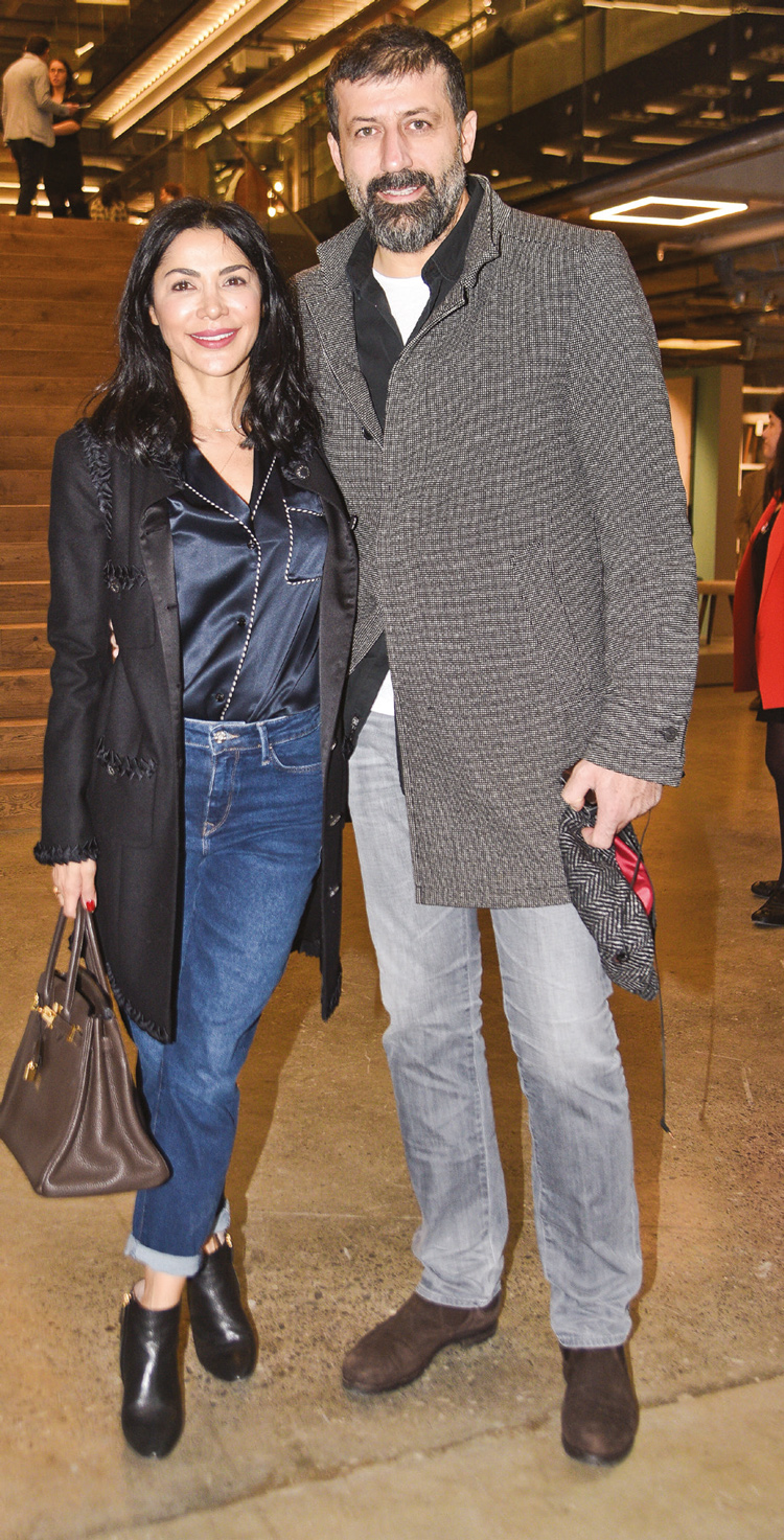 Mağazasında sergi açtı