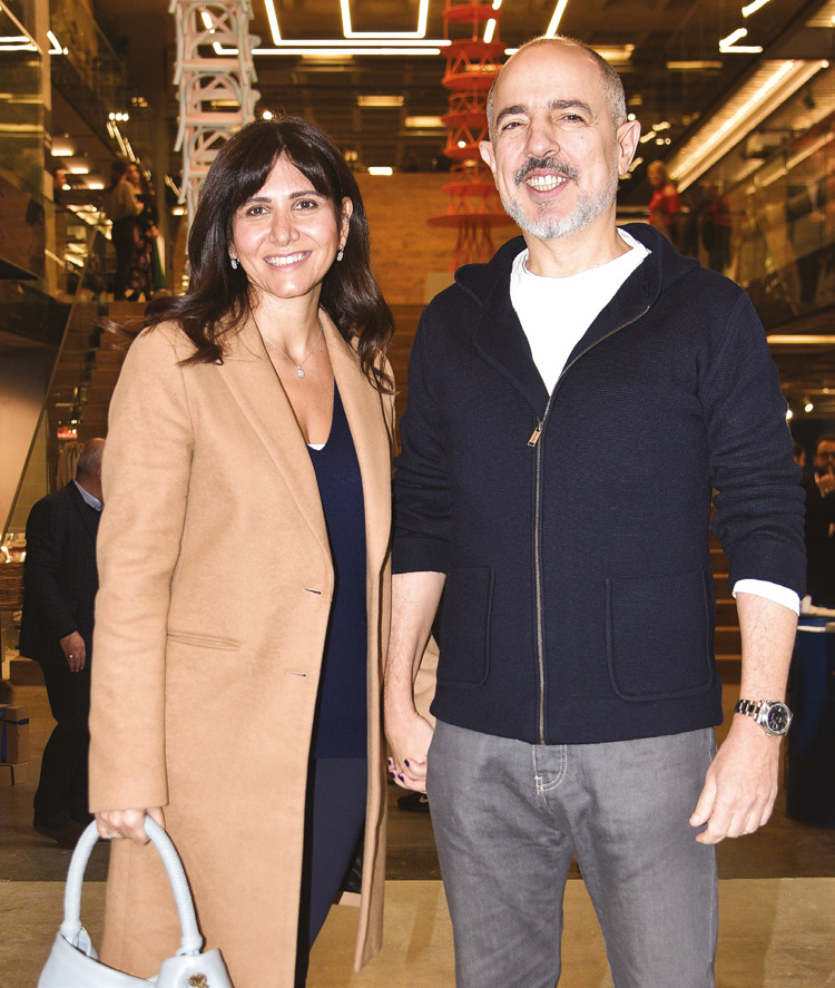 Mağazasında sergi açtı