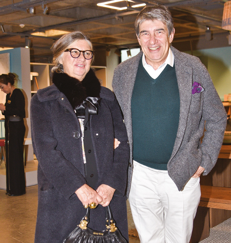 Mağazasında sergi açtı