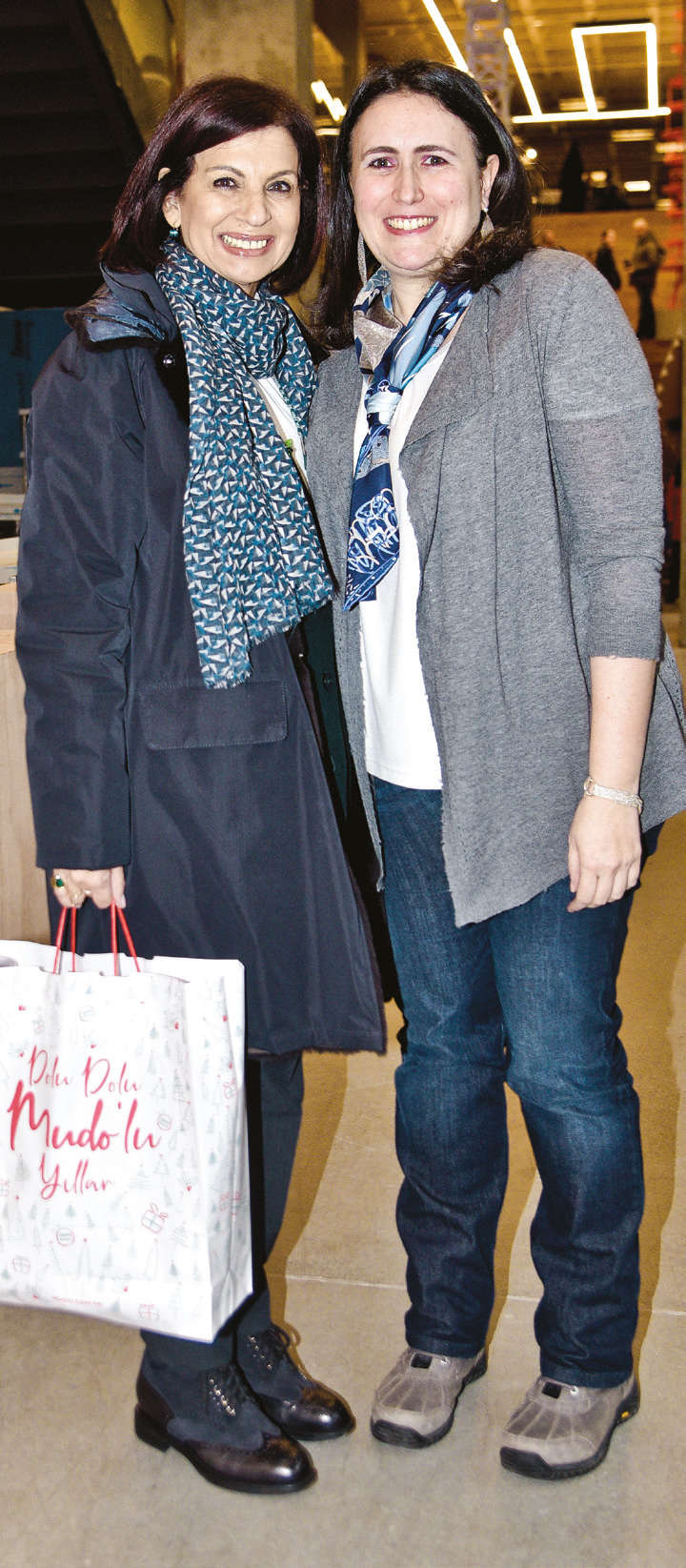 Mağazasında sergi açtı