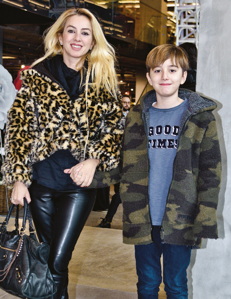 Mağazasında sergi açtı