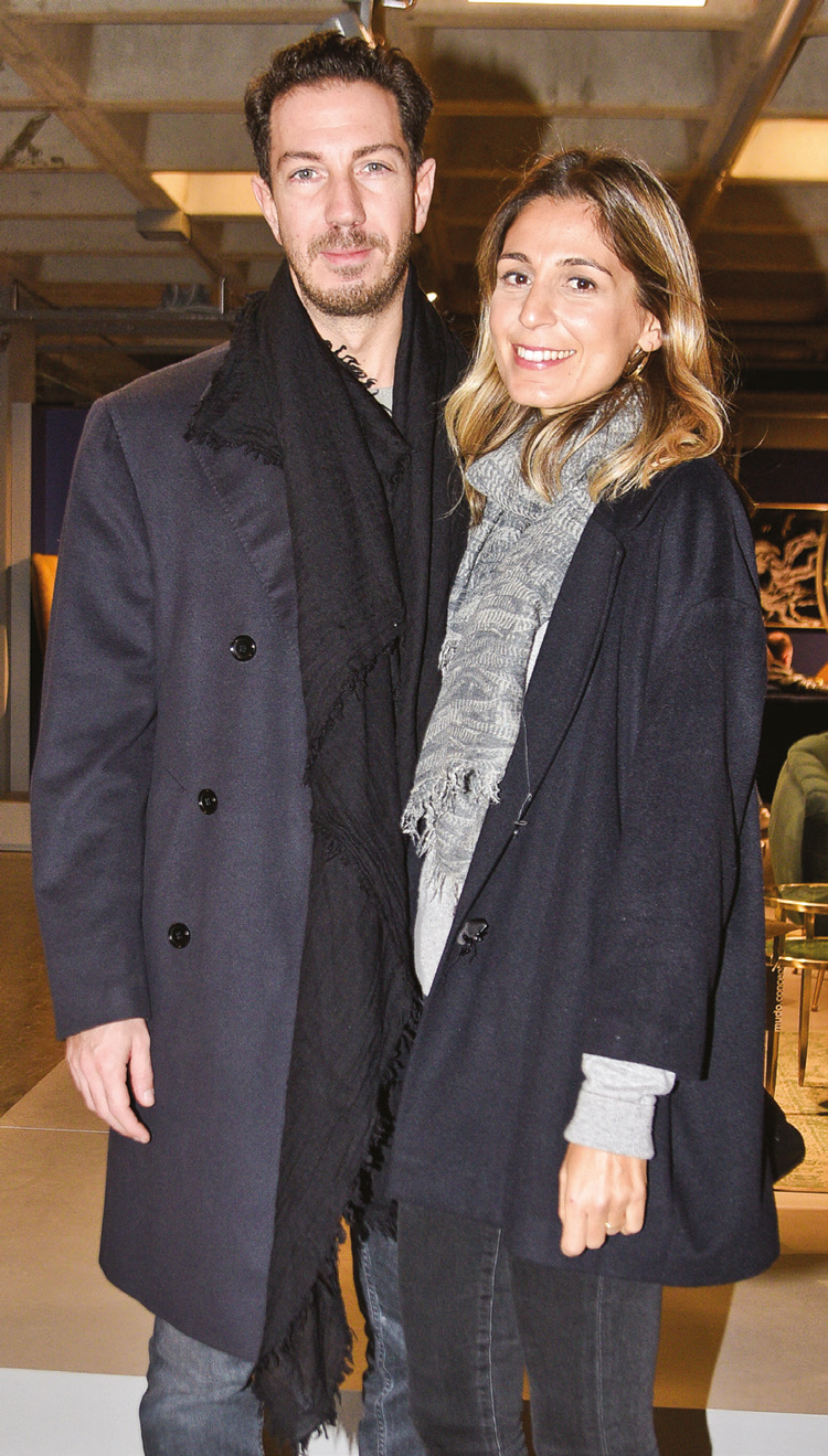 Mağazasında sergi açtı