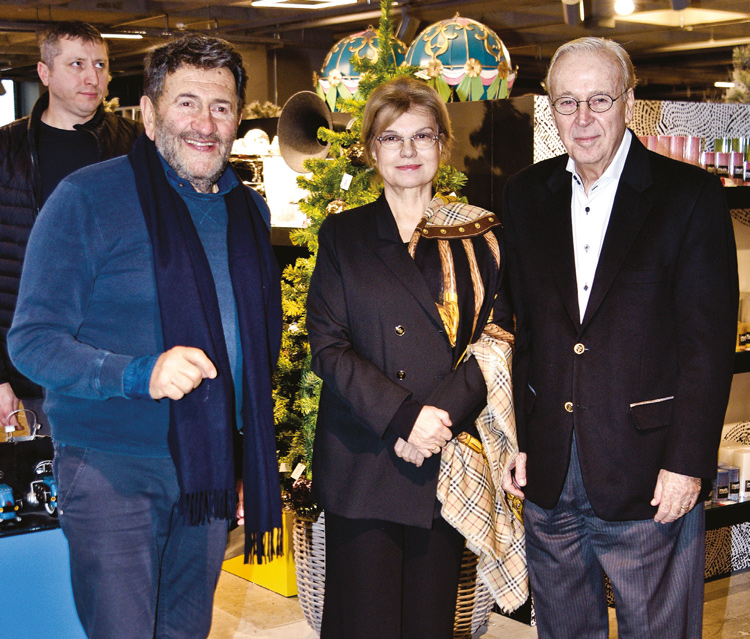 Mağazasında sergi açtı