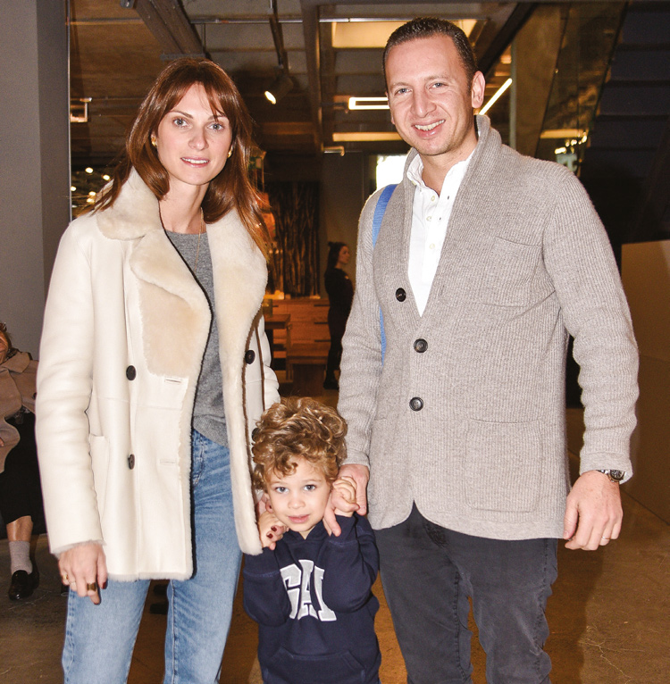 Mağazasında sergi açtı