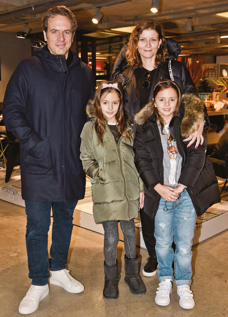 Mağazasında sergi açtı