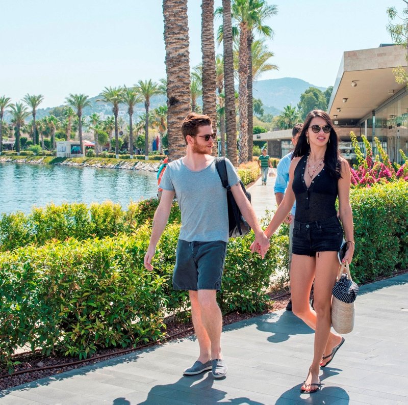 Adriana Lima, Metin Hara