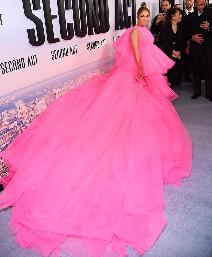 Jennifer Lopez'den kadrajlara sığmayan gösterişli elbise