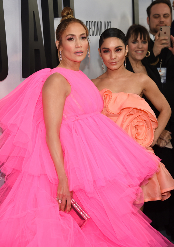 Jennifer Lopez'den kadrajlara sığmayan gösterişli elbise