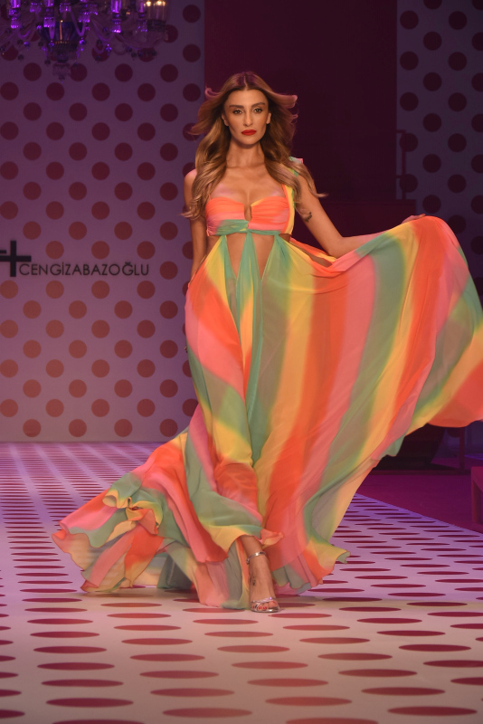 Özge Ulusoy yeni bir aşka yelken açtı