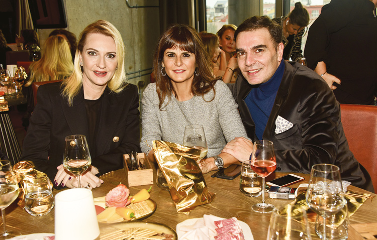 Yakın dostlarını ağırladı