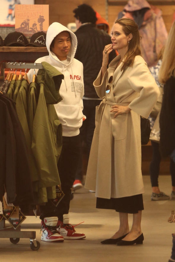 Angelina Jolie ve oğlu Pax Thien'in alışveriş turu