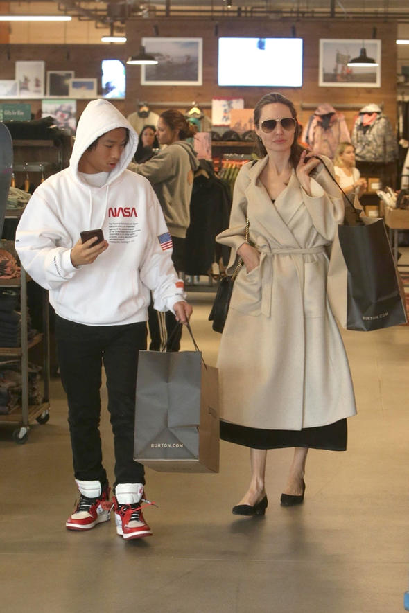 Angelina Jolie ve oğlu Pax Thien'in alışveriş turu