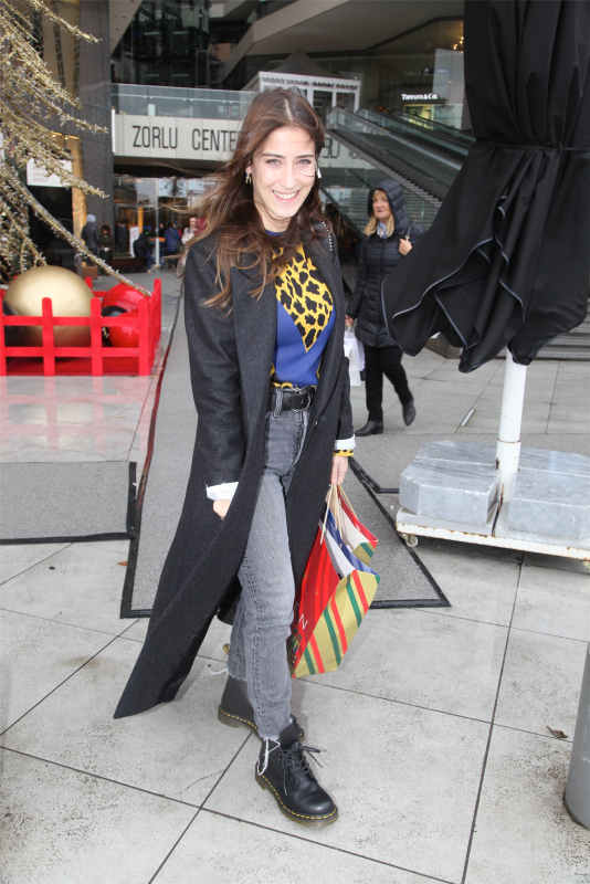 Hazal Kaya ve Ali Atay nişanlandı