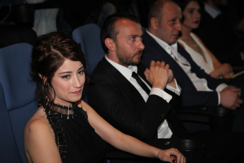 Hazal Kaya ve Ali Atay nişanlandı