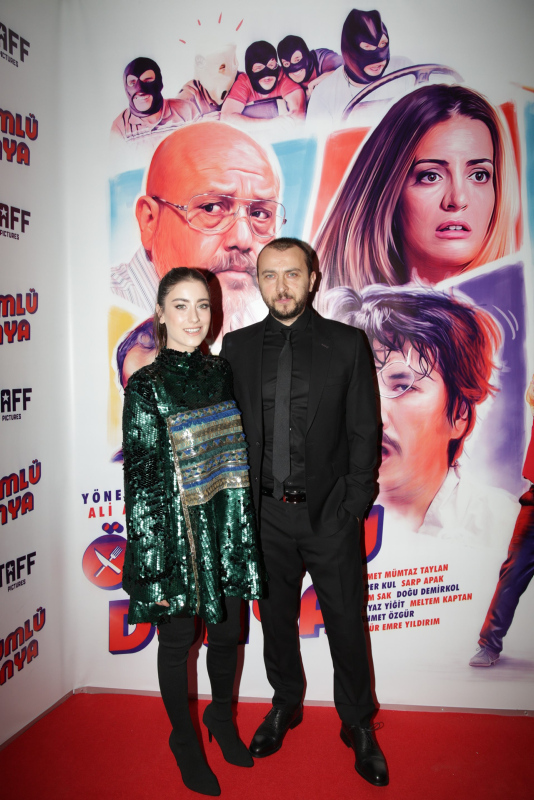 Hazal Kaya ve Ali Atay nişanlandı