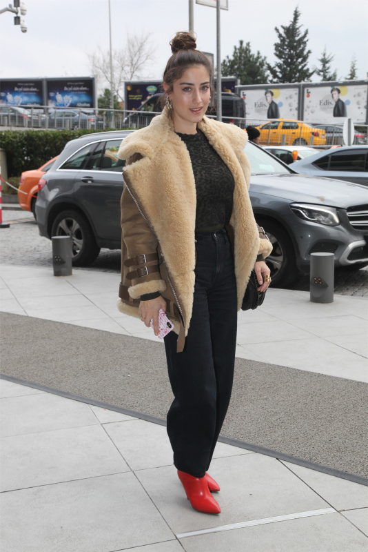 Hazal Kaya ve Ali Atay nişanlandı