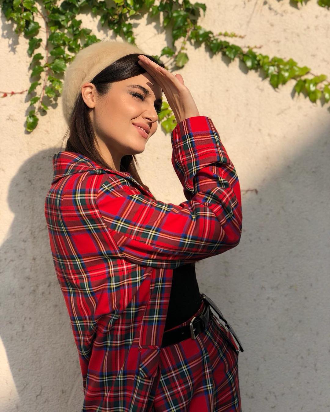 Güzelliğiyle büyülüyor: Hande Erçel