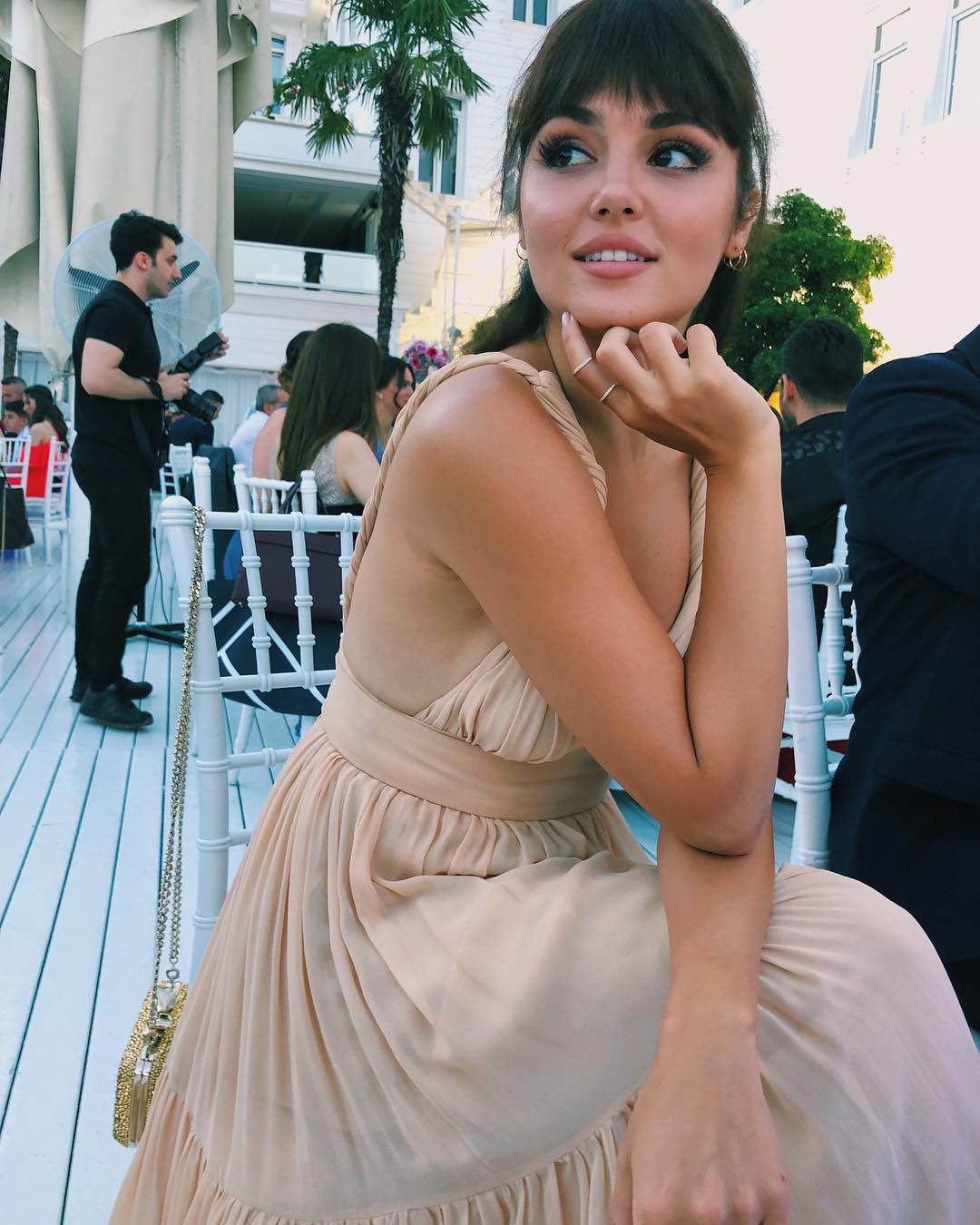 Güzelliğiyle büyülüyor: Hande Erçel