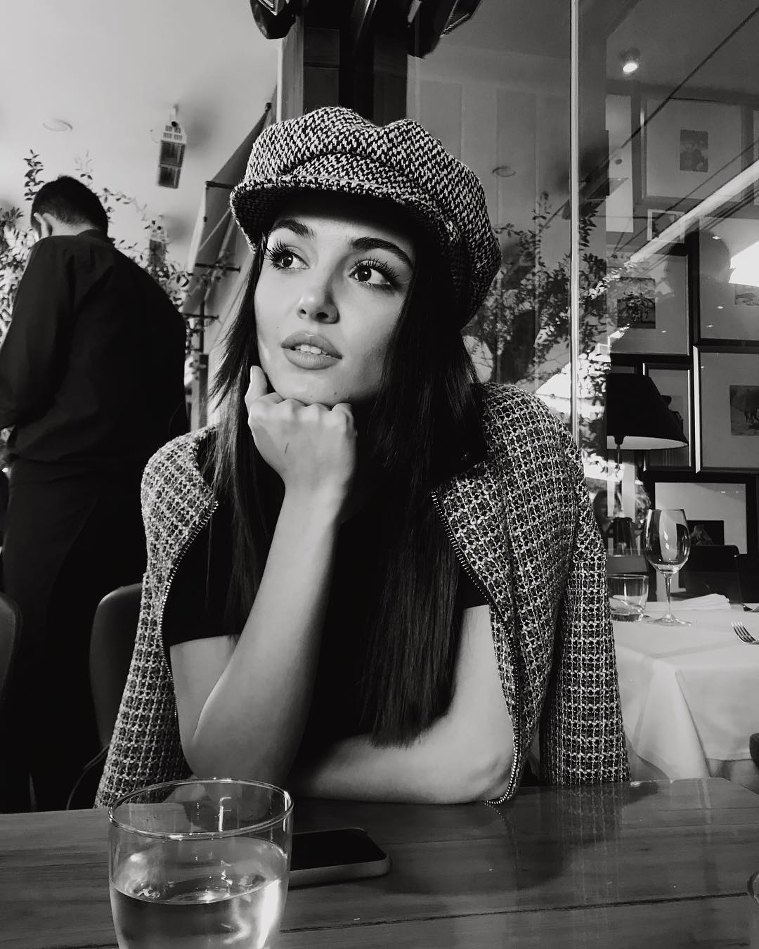 Güzelliğiyle büyülüyor: Hande Erçel