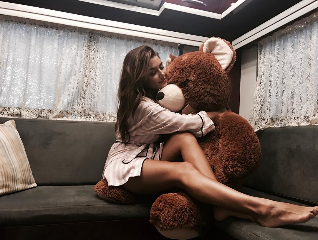 Güzelliğiyle büyülüyor: Hande Erçel