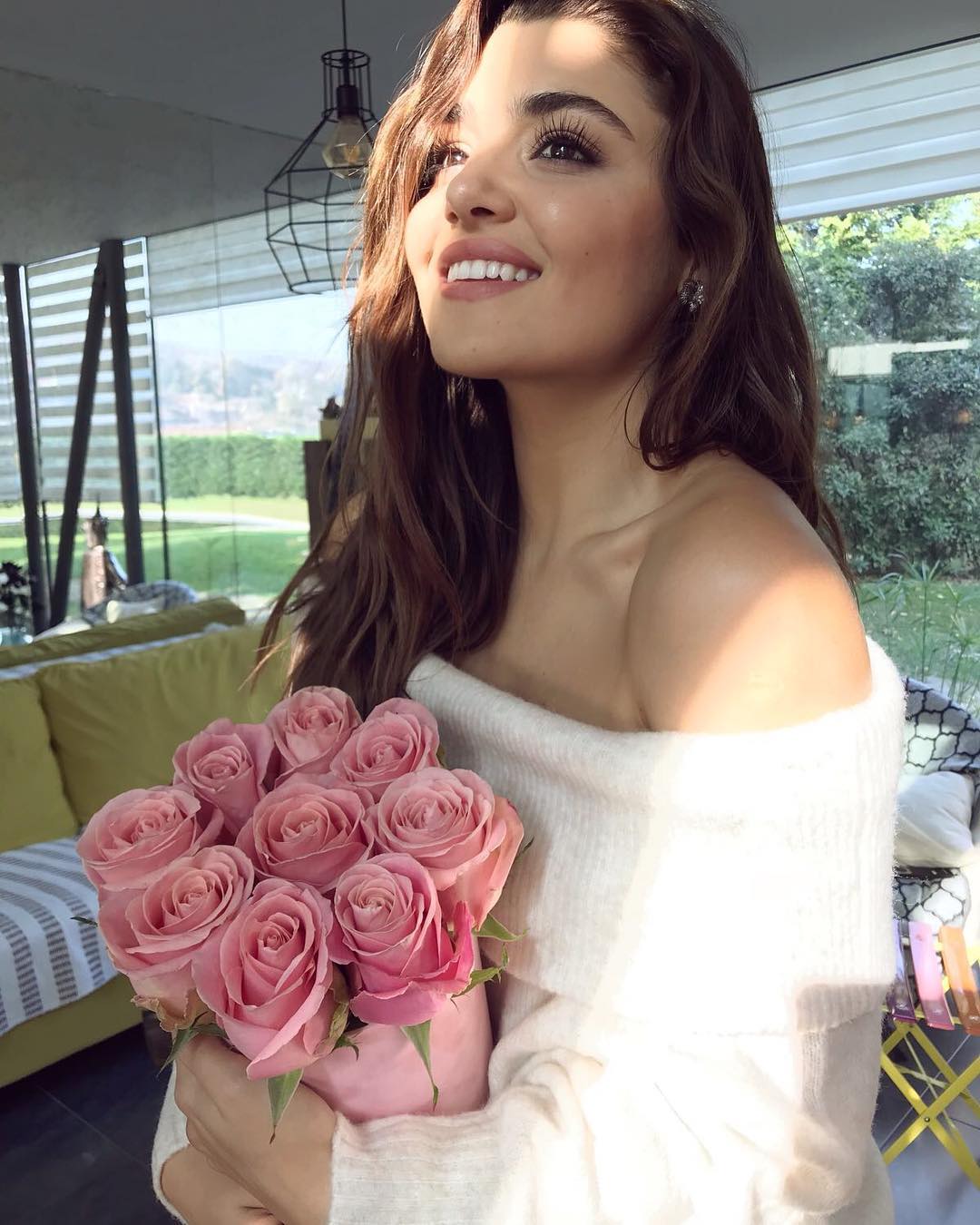 Güzelliğiyle büyülüyor: Hande Erçel