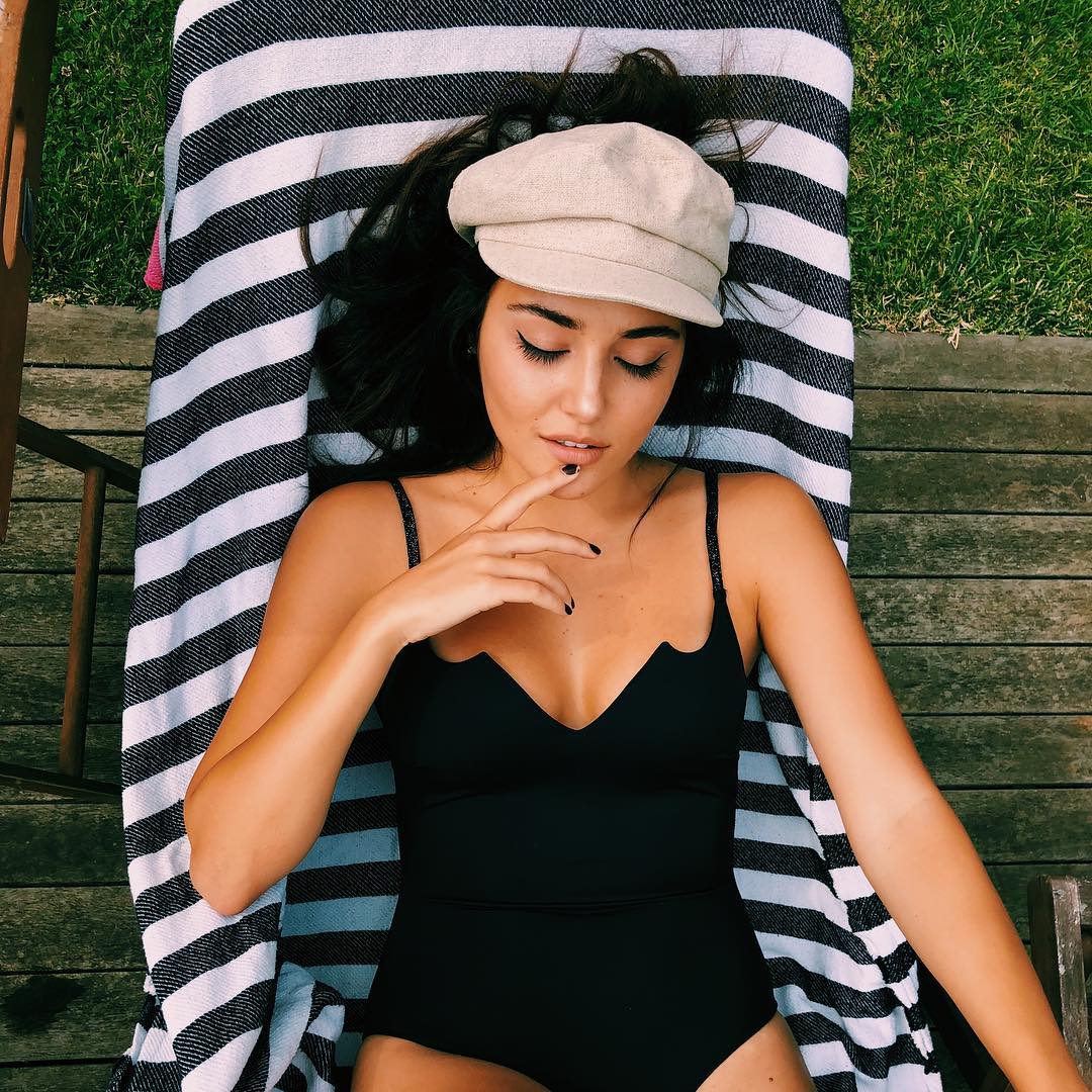 Güzelliğiyle büyülüyor: Hande Erçel