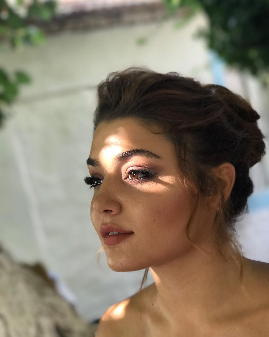 Güzelliğiyle büyülüyor: Hande Erçel