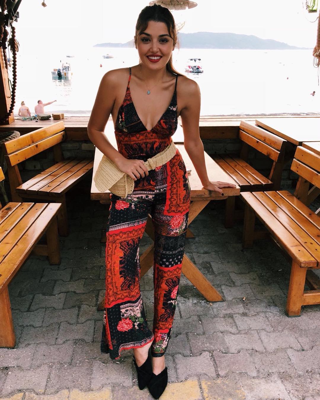 Güzelliğiyle büyülüyor: Hande Erçel