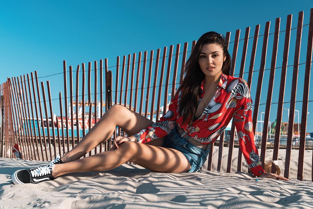 Güzelliğiyle büyülüyor: Hande Erçel