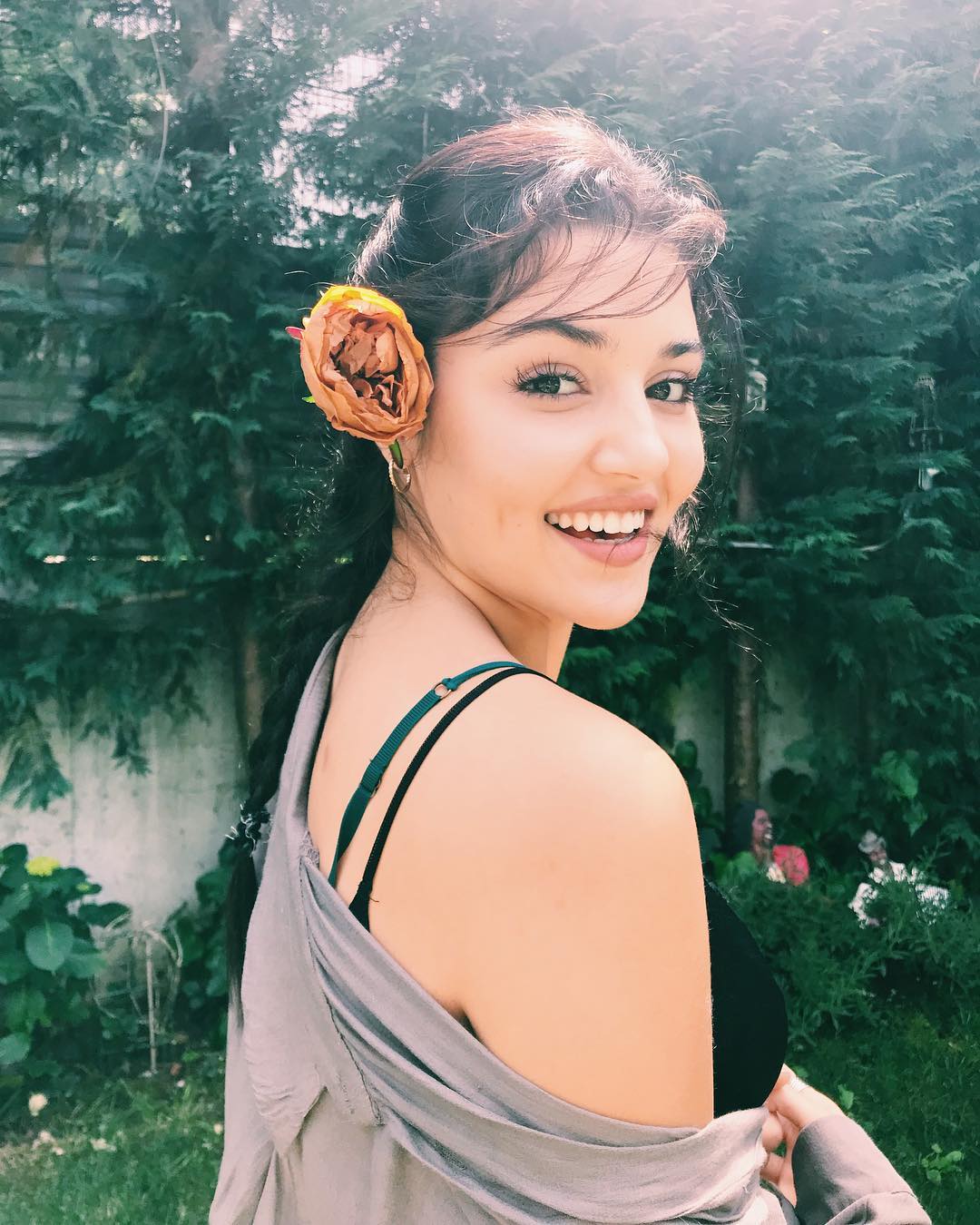 Güzelliğiyle büyülüyor: Hande Erçel