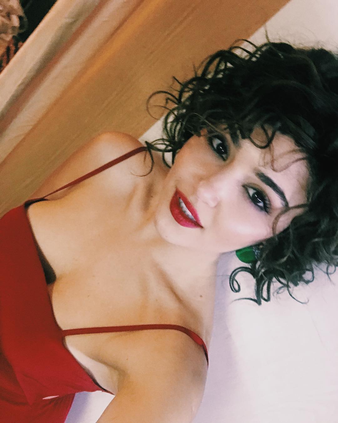 Güzelliğiyle büyülüyor: Hande Erçel