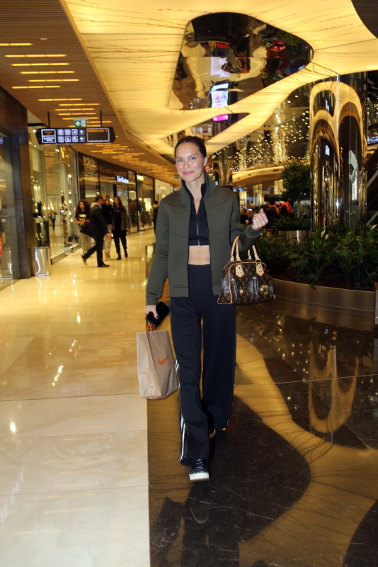 Ebru Şallı, karda pilates yaptı